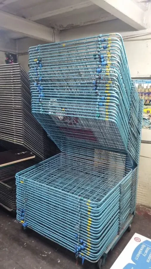 Сушки-горки для сушіння трафаретних відбитків.