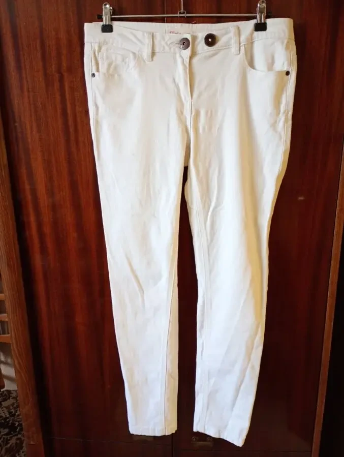 Женские белые зауженные джинсы - 2 dvd диска в подарок.