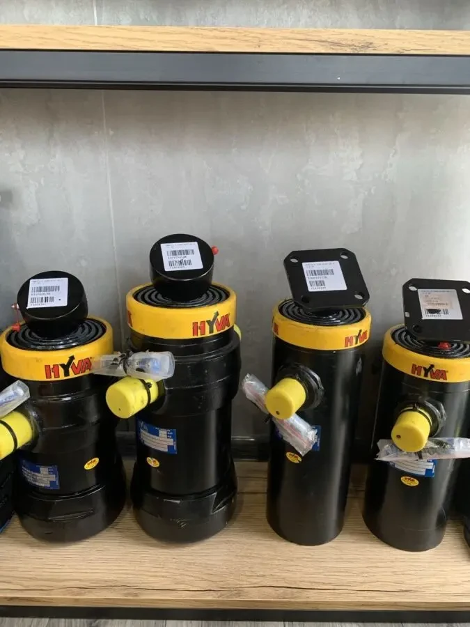 Підкузовні циліндри, 4 та 3 кріплення на тягач 5