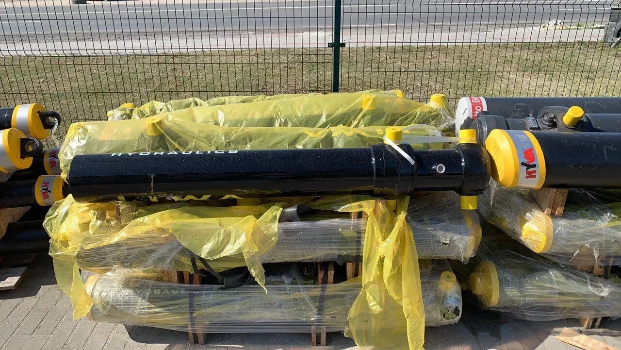 Підкузовні циліндри, 4 та 3 кріплення на тягач 2