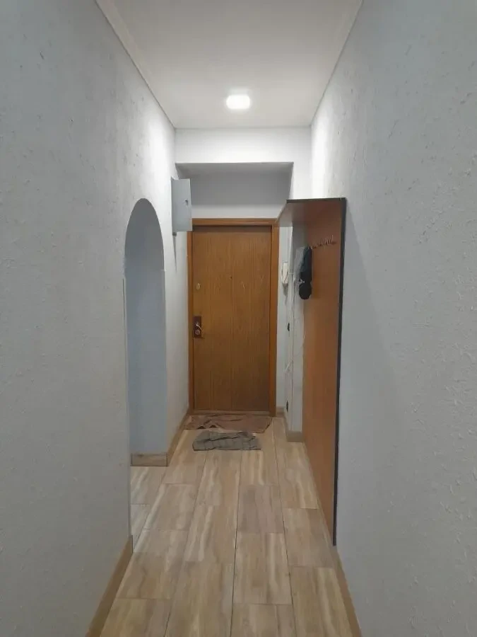 Продаю 2-комн. квартиру, 1 этаж, офисный ремонт, возможен отдел. вход 7