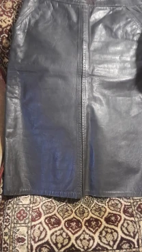 Шикарная чёрная кожаная юбка со шлицей, на кнопках,с мет.молнией.р.46