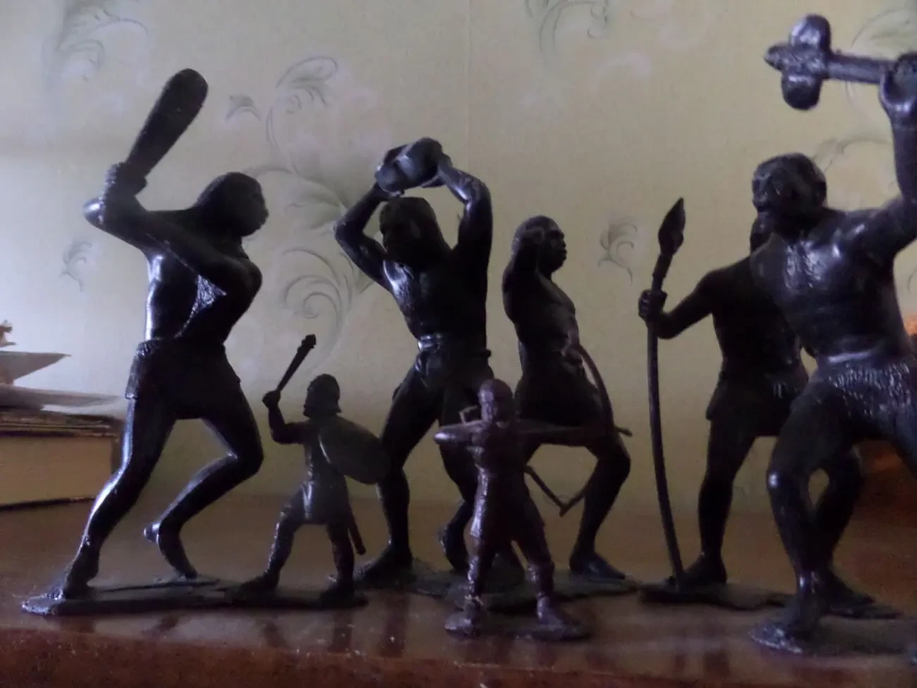 Фігурки печерних людей та воїнів