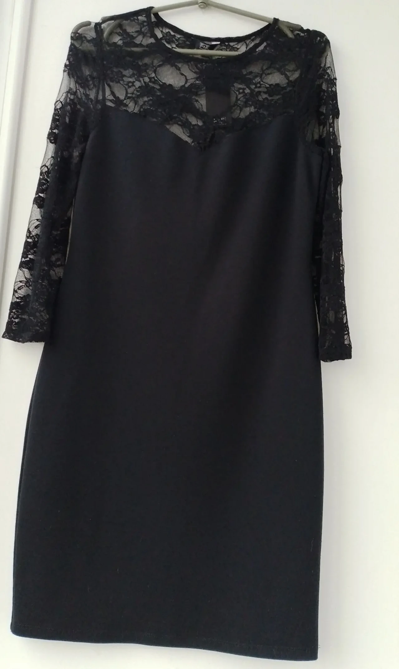 Чорна  жіноча сукня з мереживною вставкою 2