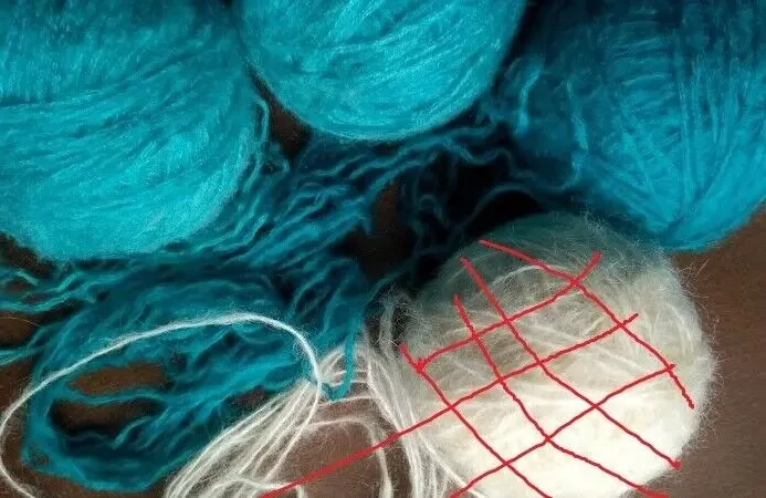 Пряжа нитки пушистая бирюзовая и мохер сливочного цвета  для рукоделия 5