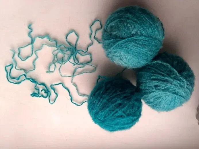 Пряжа нитки пушистая бирюзовая и мохер сливочного цвета  для рукоделия