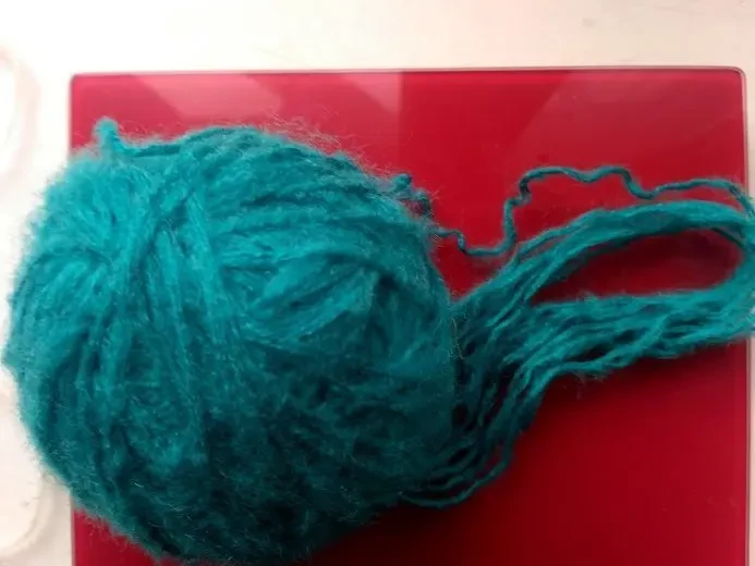 Пряжа нитки пушистая бирюзовая и мохер сливочного цвета  для рукоделия 8