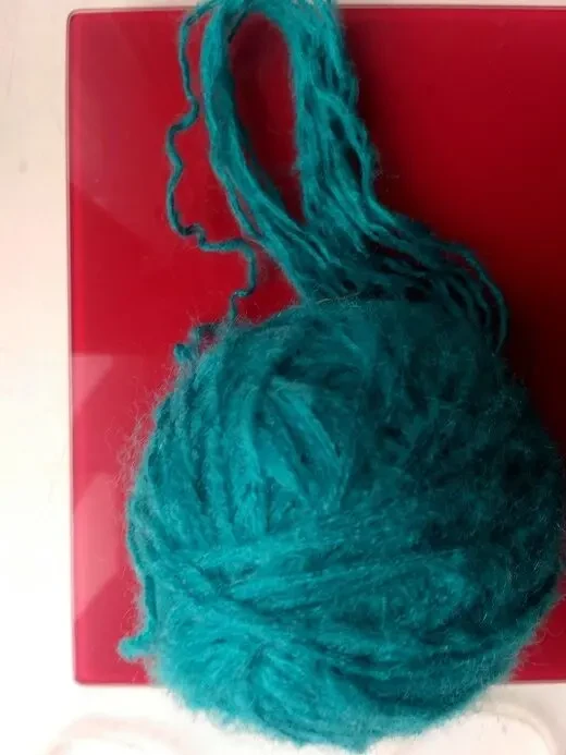 Пряжа нитки пушистая бирюзовая и мохер сливочного цвета  для рукоделия 3