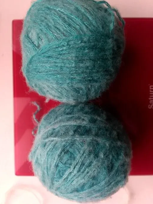 Пряжа нитки пушистая бирюзовая и мохер сливочного цвета  для рукоделия 2