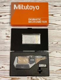 Пара мікрометрів з неповоротним мікрогвинтом