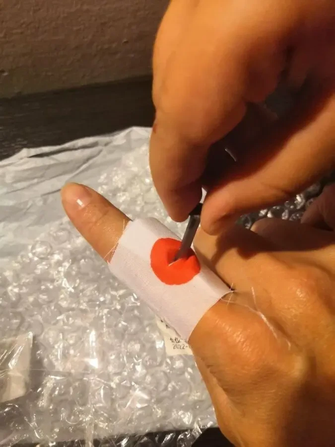 Прикол на палец Пробитый палец розыгрыш 3