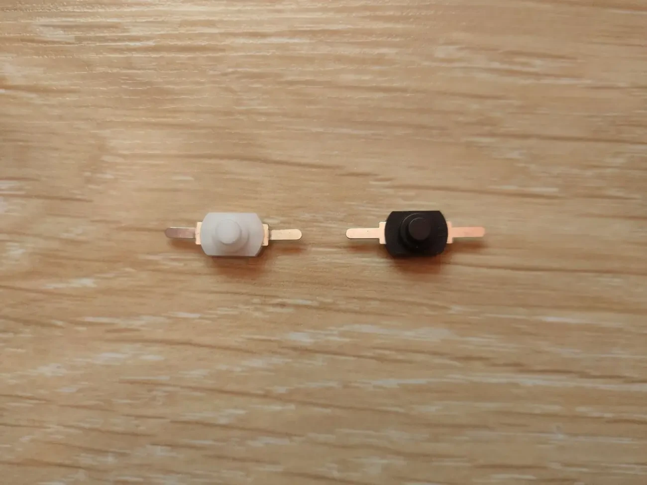 Кнопка маленькая с фиксацией для фонариков 6