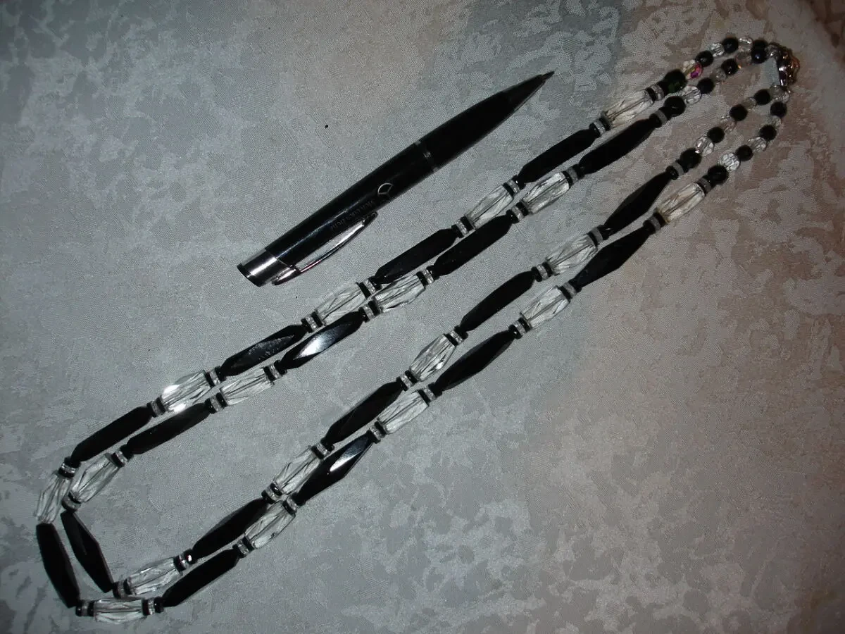 НАМИСТО біло-чорне подвійне САТИНОВЕ. 67-70 см. Чехія. Стан НОВОГО. 5