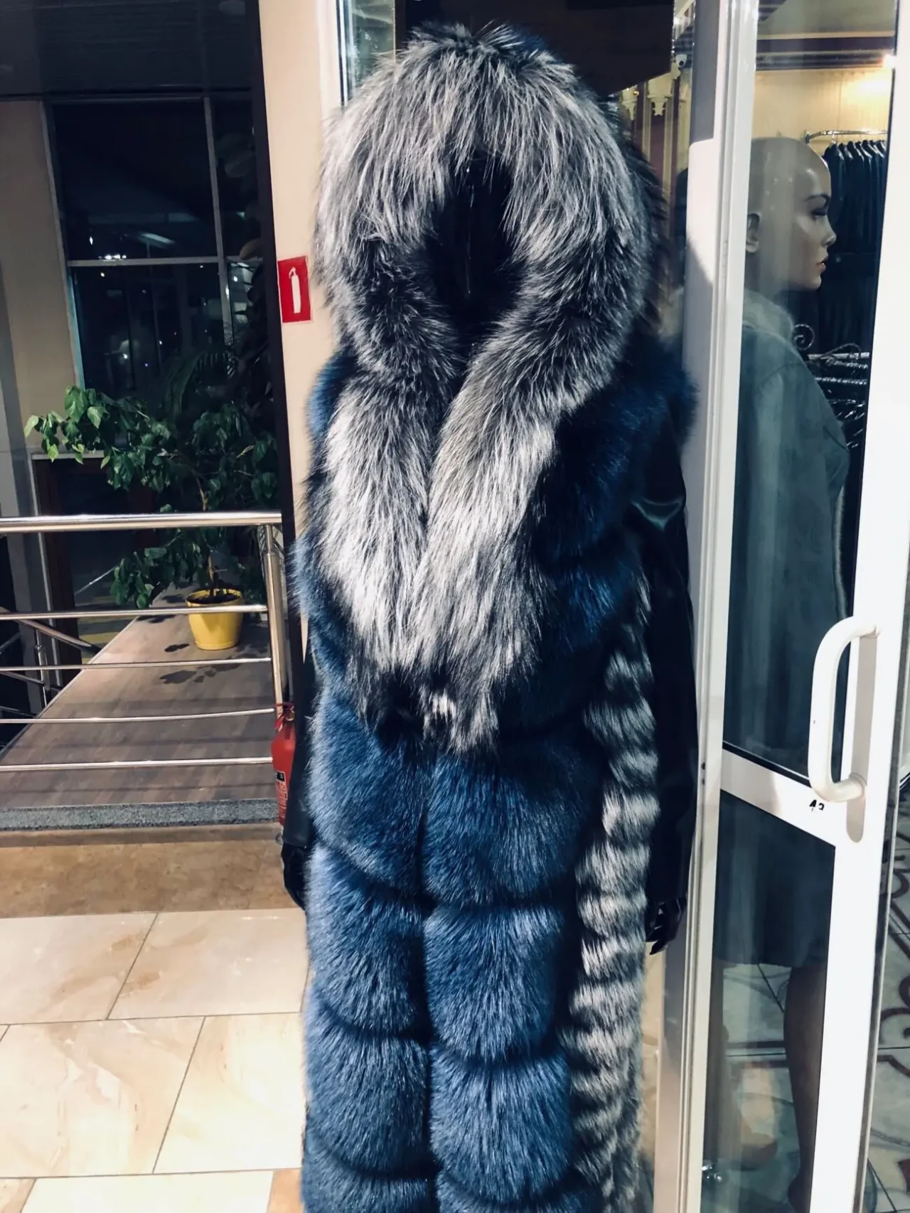 Безрукавка,песець,чорнобурка з капюшоном