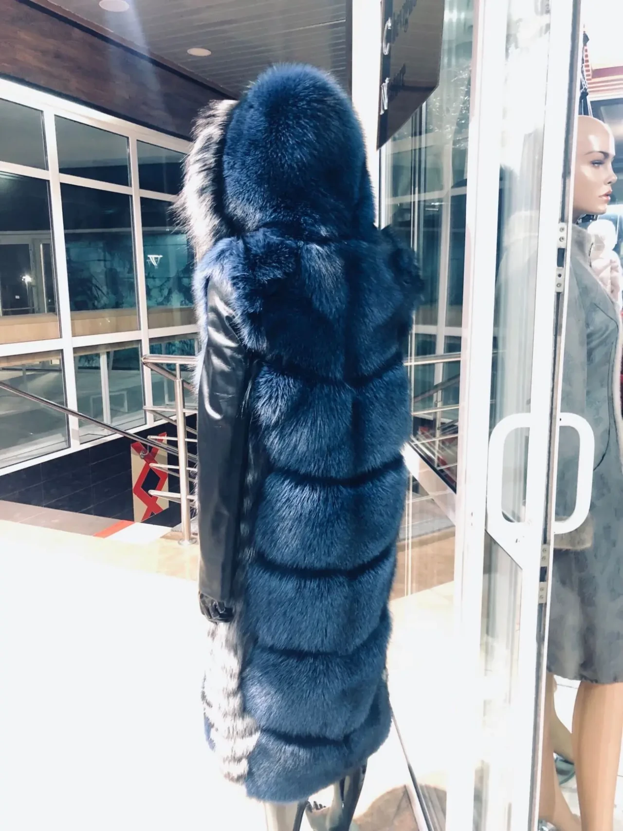 Безрукавка,песець,чорнобурка з капюшоном 6