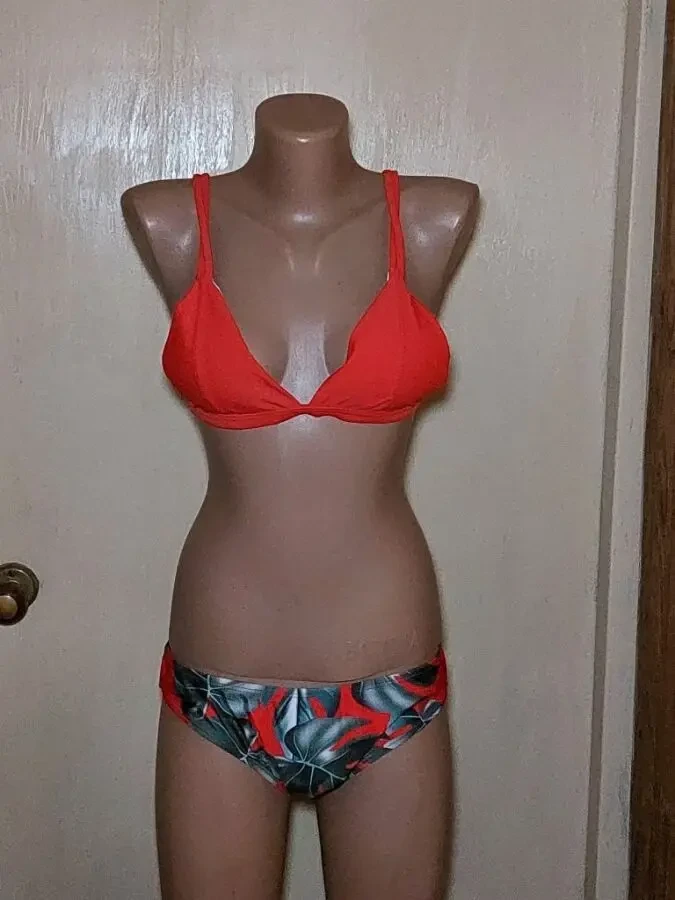 Гарний червоний купальник р.L