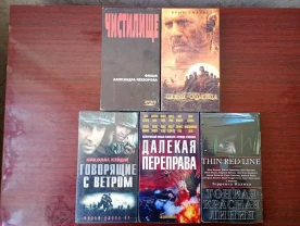 Пять видеокассет с фильмами про войну.
