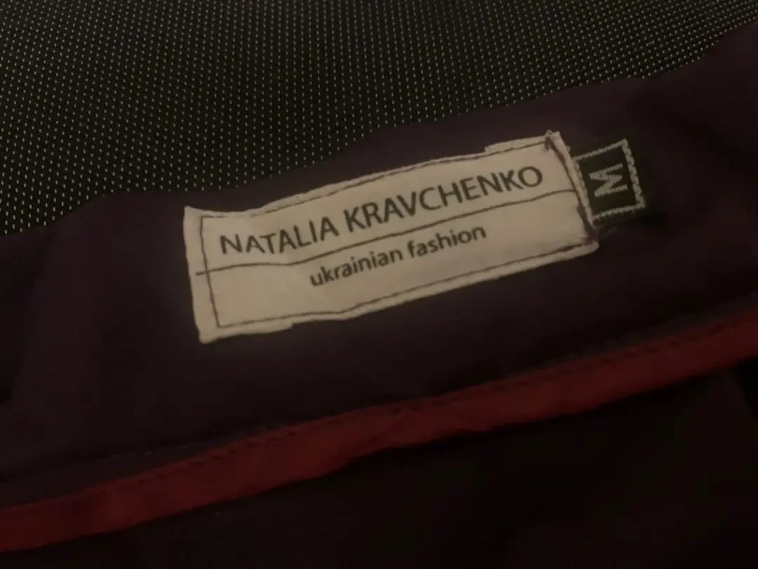 Дизайнерська спідниця в довжині міді, з кишенями. 4