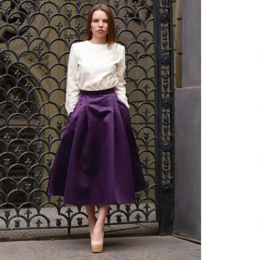 Дизайнерська спідниця в довжині міді, з кишенями.