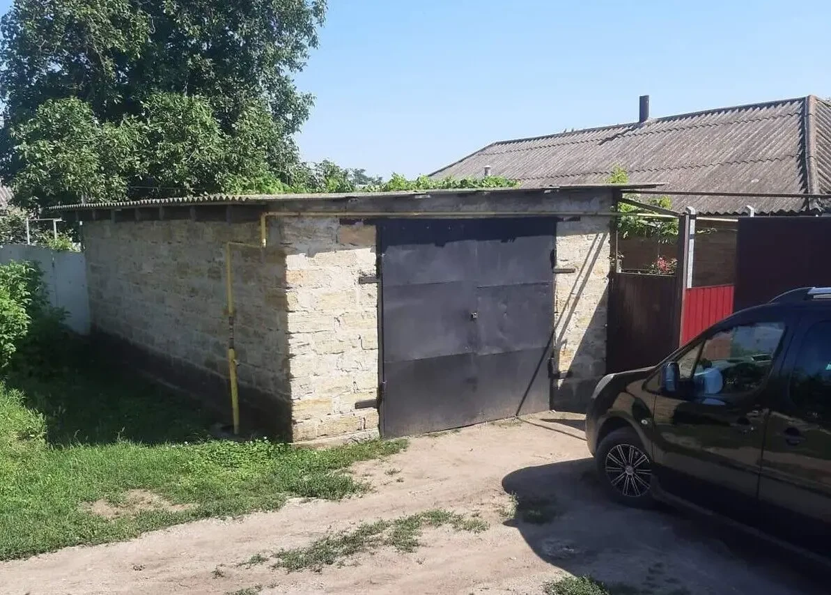 Продаж 1 поверхового будинку з гаражем і ділянкою на 80 соток.