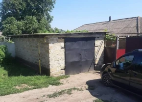 Продаж 1 поверхового будинку з гаражем і ділянкою на 80 соток.