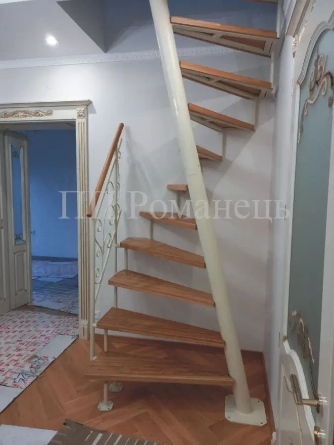 Гвинтові сходи з нахиленою віссю та дубовими сходинками, сходи 1м2