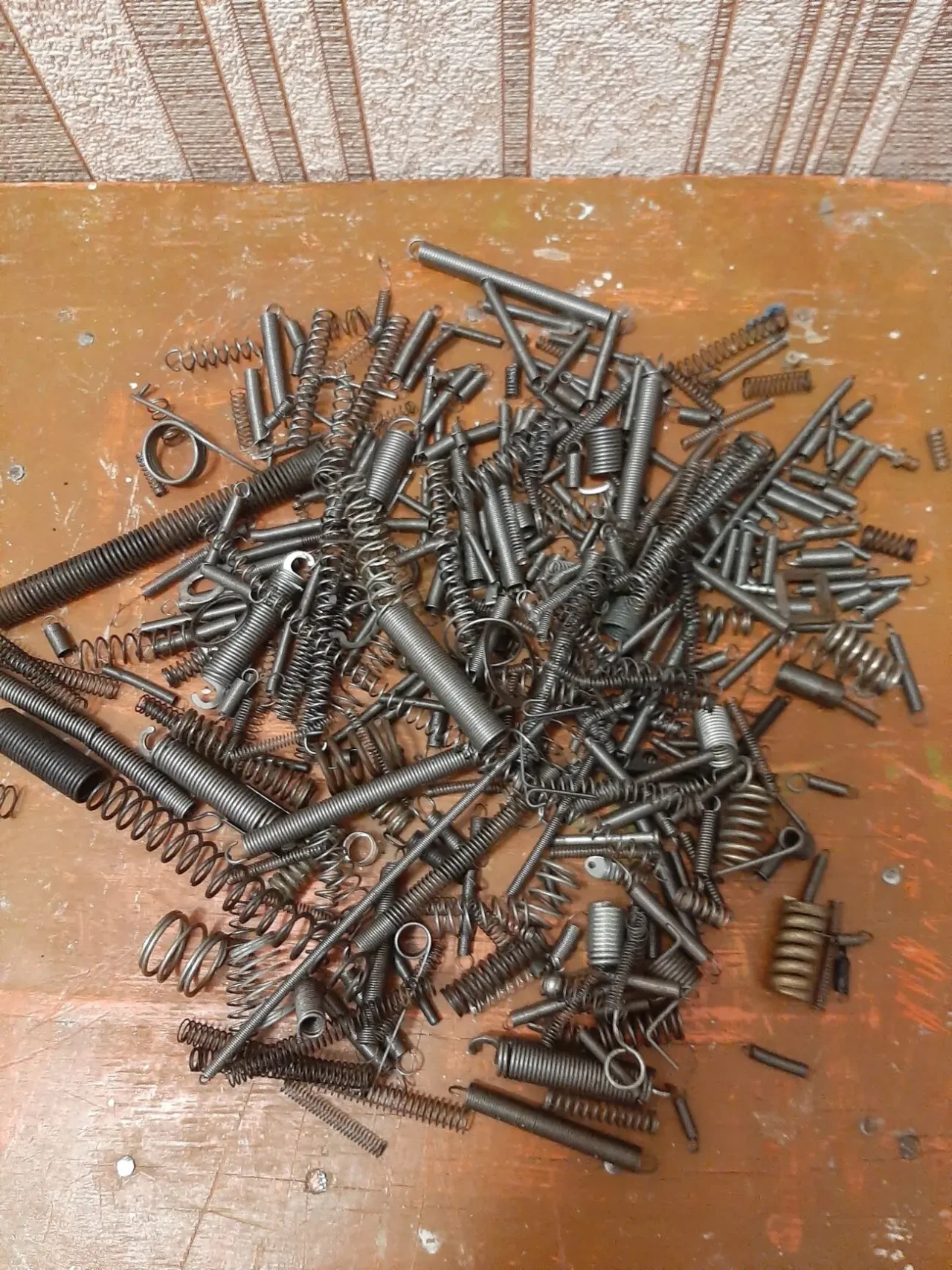 Продам металлические пружинки.