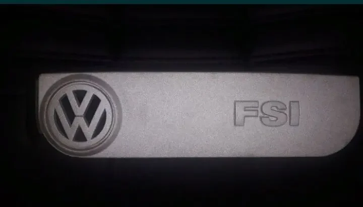 Продам крышку двигателя на Vw passat b6