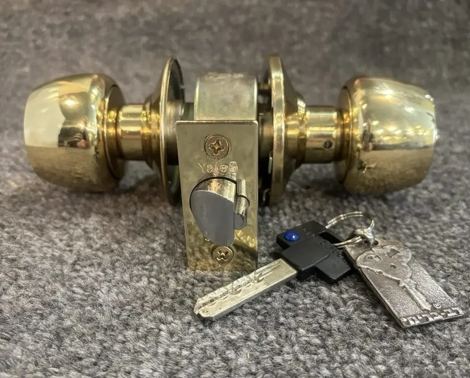 Ручка-засувка кнобсет Yale 3 дверна кноб-защелка циліндр Mul-T-Lock 9