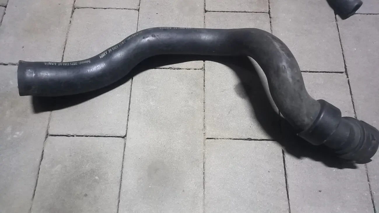 Водяний патрубок верхній Ford Mondeo mk3 2S718260AE