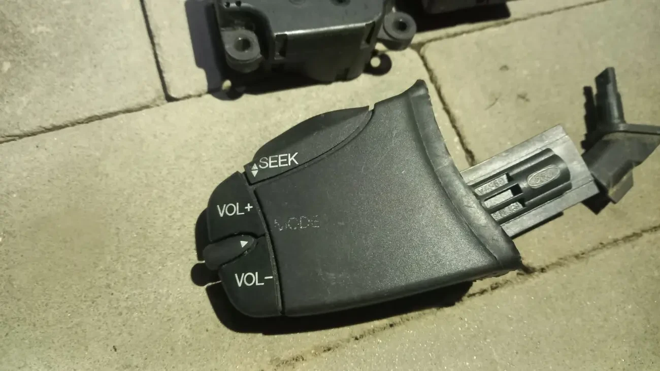 Перемикач підрульовий, керування аудіо Ford Mondeo Focus 98AB14K147AC