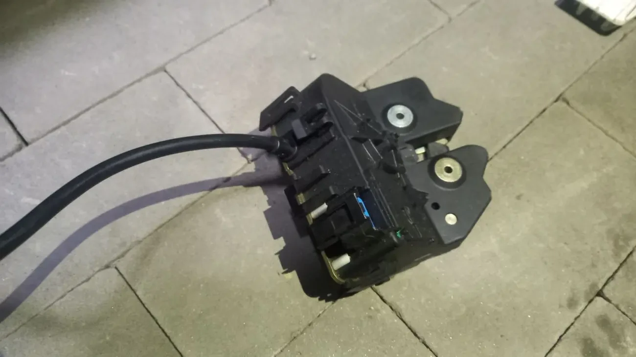 Замок багажника Ford mondeo mk3 1S7AF43102AE  замок крышки багажника