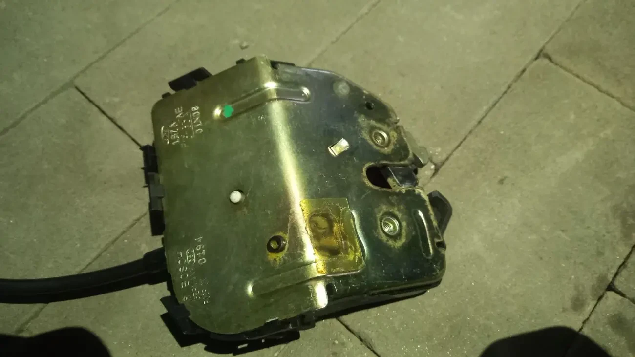 Замок багажника Ford mondeo mk3 1S7AF43102AE  замок крышки багажника 2