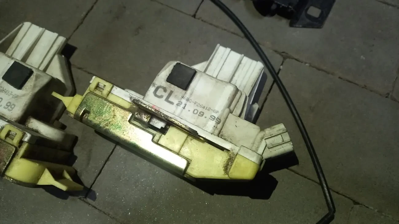 Замок дверей задньої права Ford Mondeo mk2 1996-2000 96BGF26412BP 2