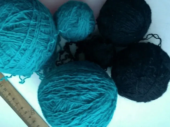 Пряжа нитки бирюзовый и черный цвет с шерстью ,  390 г