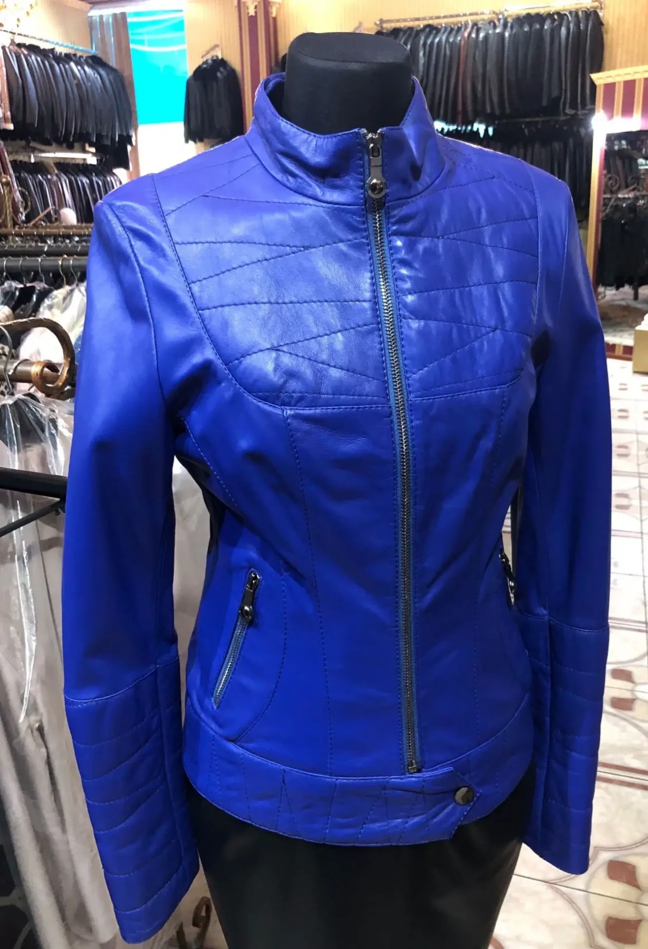 Куртка жіноча шкіряна,колір електрік