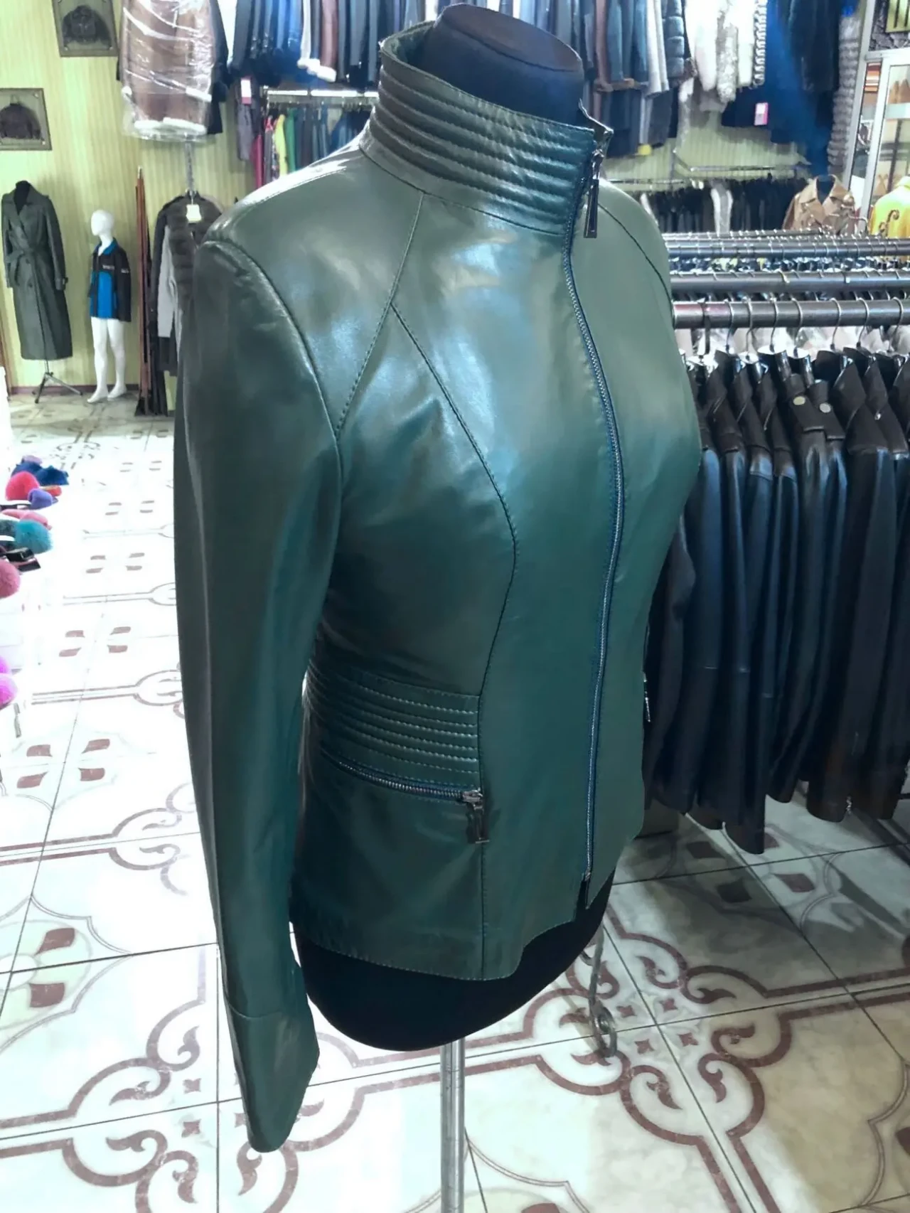 Зелена класна шкіряна куртка