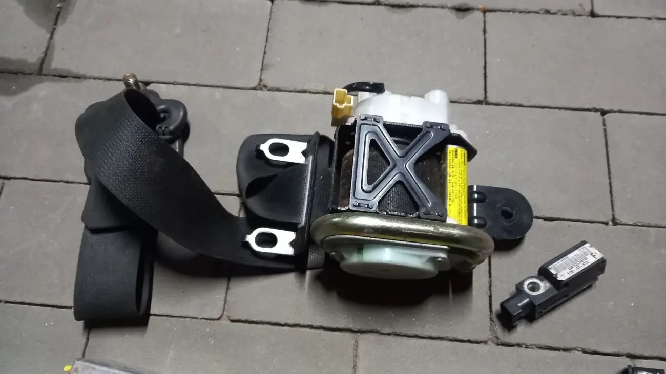 Ремінь безпеки передній	Mazda rx8	F1Y157L3002	ремень безопастности