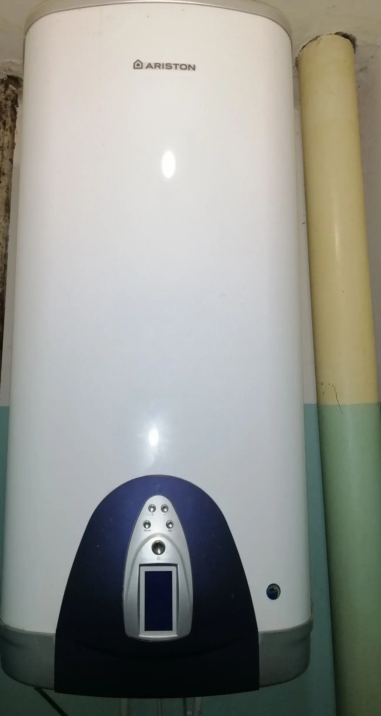 Бойлер Ariston модель TI-SHAPE PLUS 100 EE - протікаючий