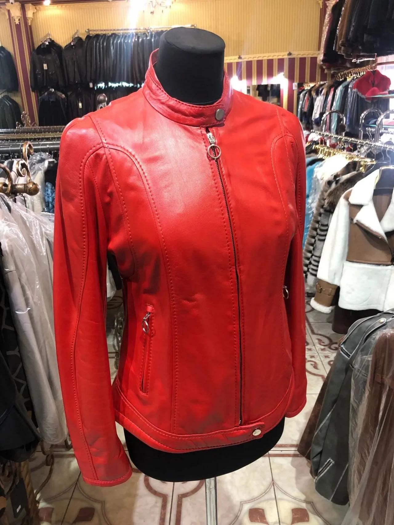 Червона шкіряна куртка,стійка