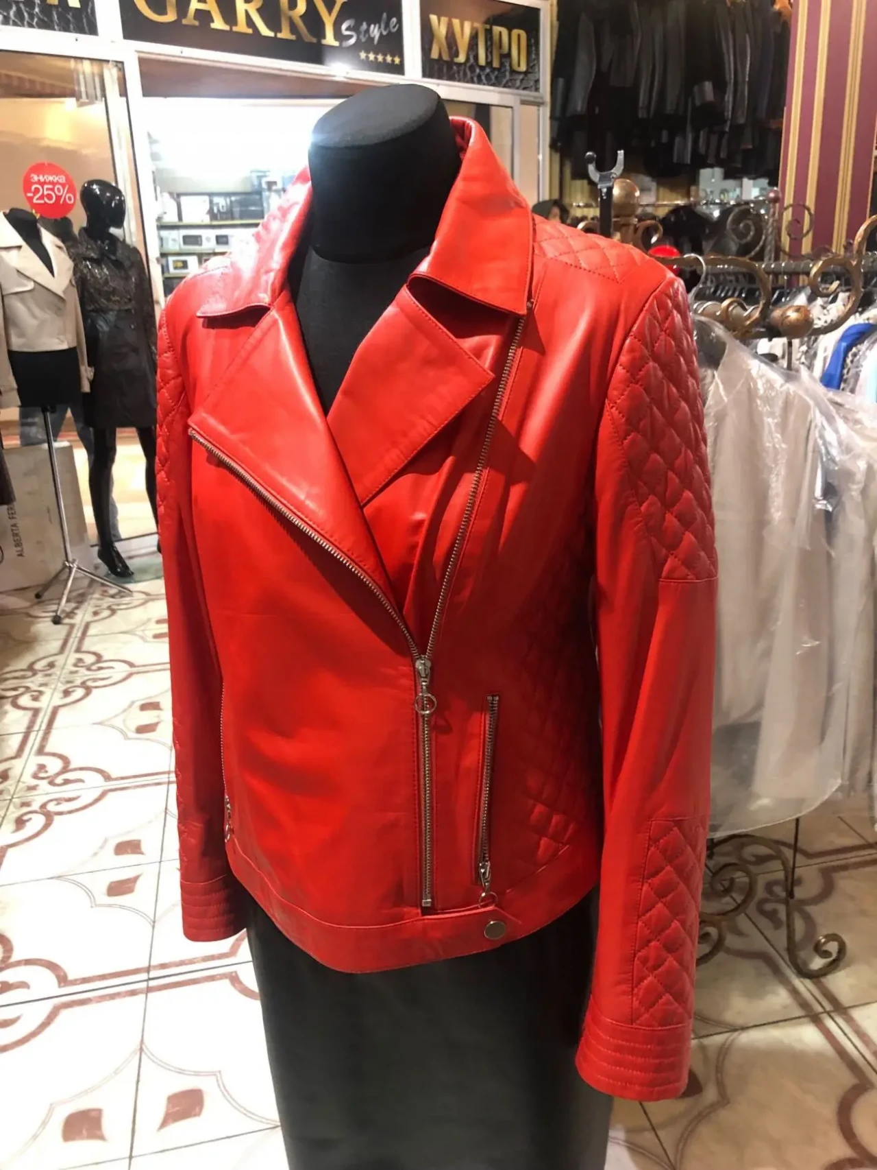 Червона шкіряна косуха,Італія