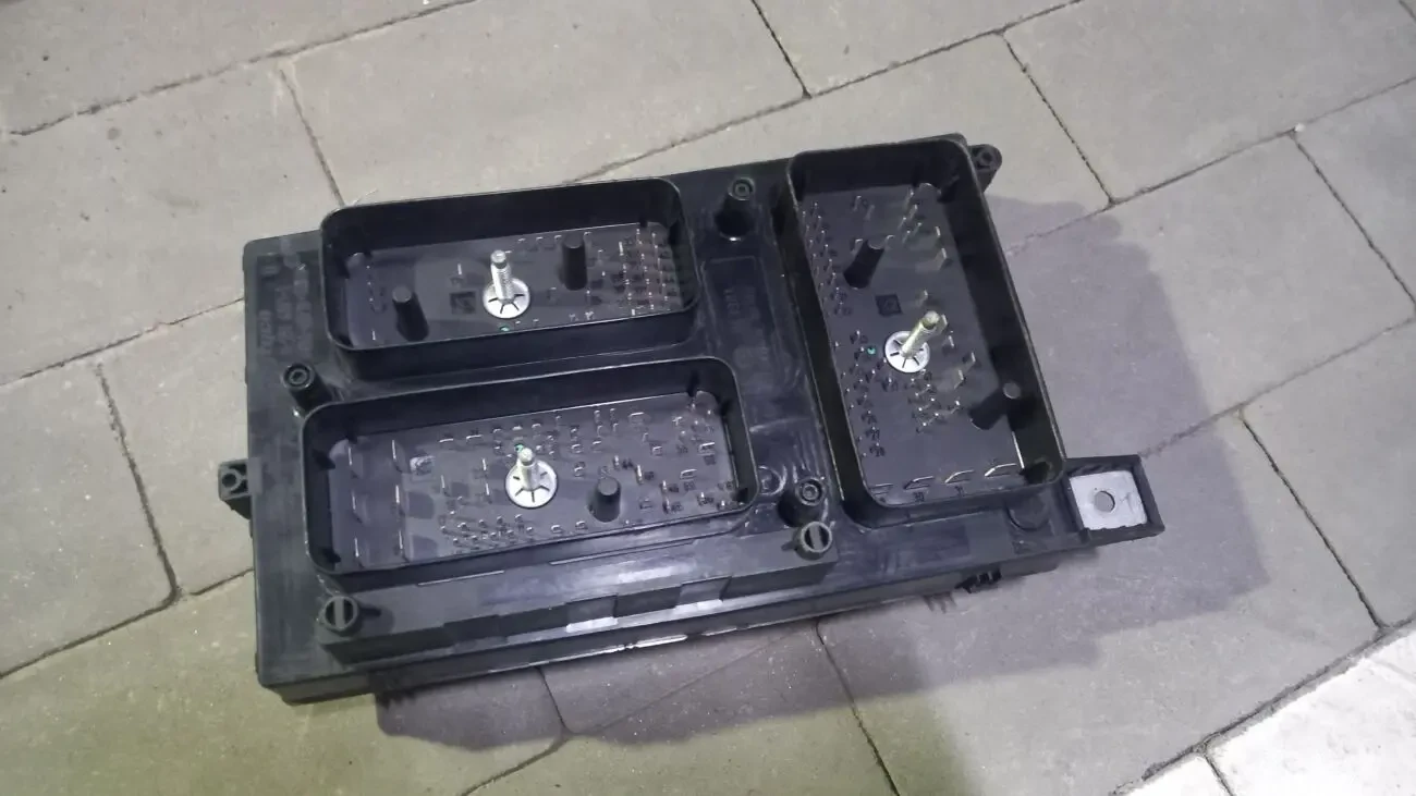 Блок запобіжників 	Opel Astra H 13206748 GU / 5DK008-668-48 zafira B 2