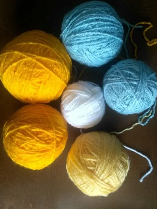 Пряжа нитки голубые, желтые, белые , общий вес 250 грамм 5