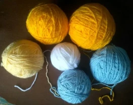 Пряжа нитки голубые, желтые, белые , общий вес 250 грамм