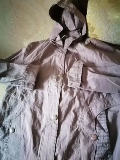 Продаю вітровку нову, бузкового кольору з капішоном