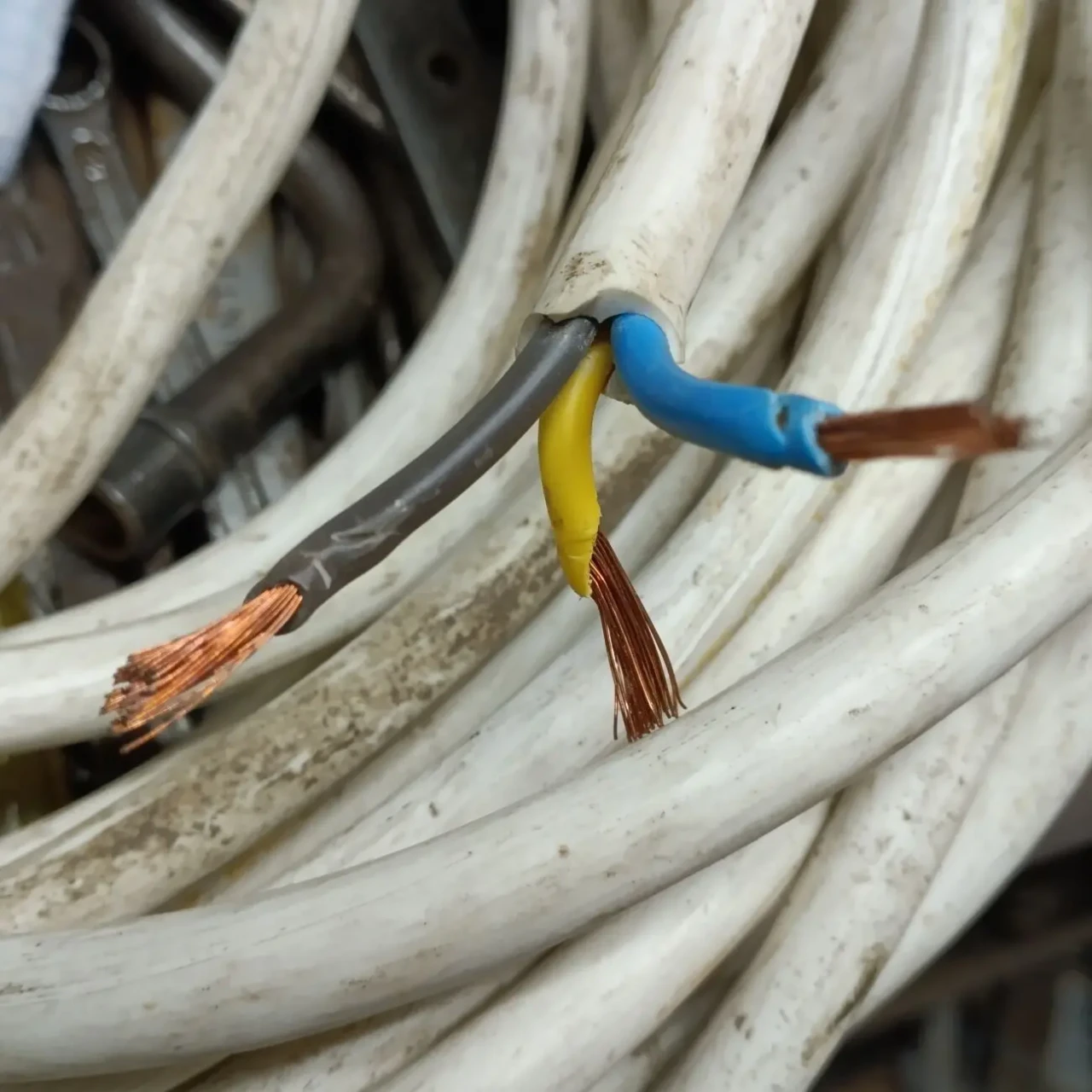 кабель новий у користуванні не був.залишився після будівництваза 4