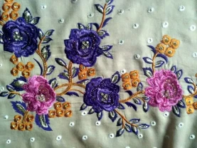 Ткань с красивой вышивкой шелком в национальном стиле на хлопке