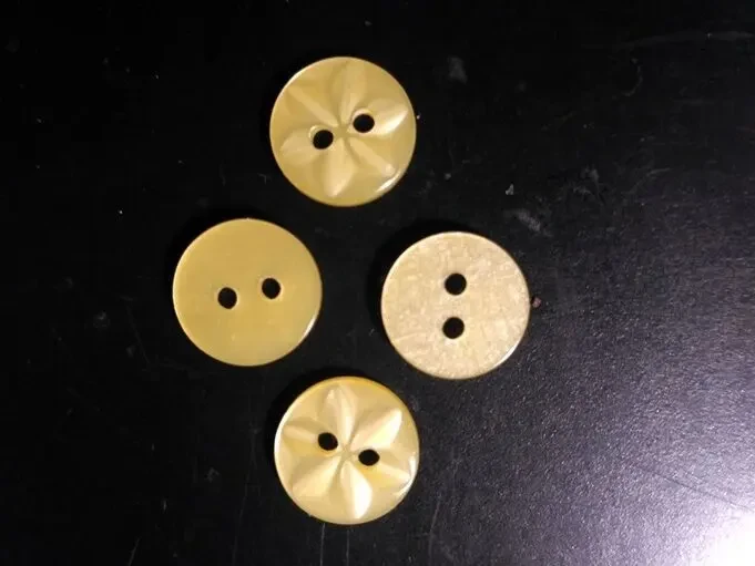 Пуговица Цветок  Звездочка желтые с перламутром  4 шт 6