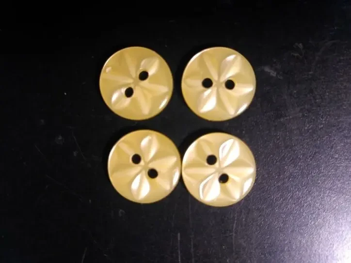 Пуговица Цветок  Звездочка желтые с перламутром  4 шт
