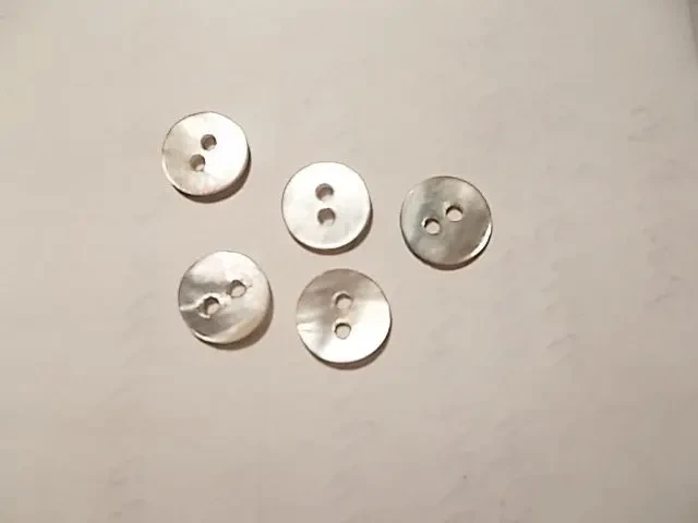 Пуговицы натуральный перламутр мини 17 штук  Диаметр 9 мм 3